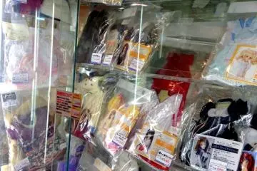 Beberapa koleksi rambut palsu untuk cosplay dan pakaian-pakaiannya