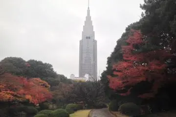 Gedung NTT Docomo di kejauhan, sangat ikonik.