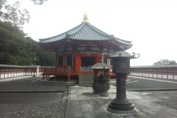 A recent addition (1992) Shotokutaishido Hall is dedicated to the hope of world peace