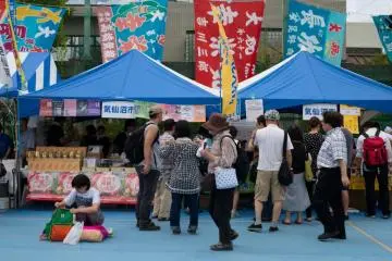 There are also stalls selling things besides fish