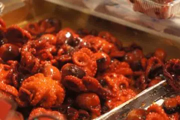 Wah! baby octopus juga ada di Nishiki Market