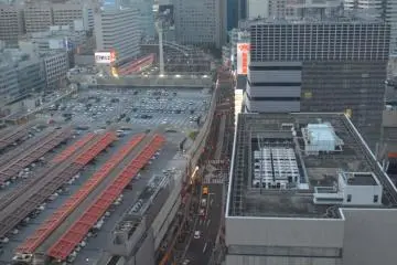 Gedung H&M dan parkir mobil diatas gedung