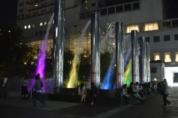 Air mancur yang berwarna-warni di depan Umeda Sky Building