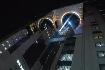 Umeda Sky Building tampak dari bawah