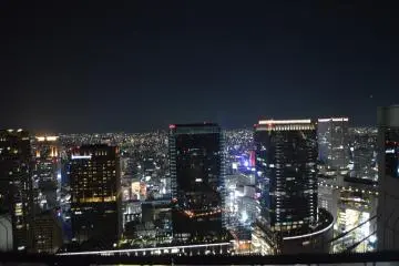 Pemandangan malam kota Osaka dari ketinggian