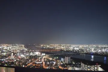 Sungai Yodobashi dan jembatan di Osaka saat malam