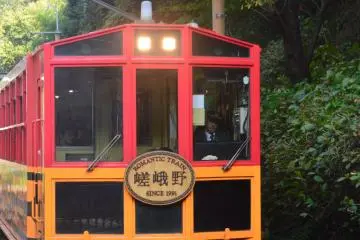 Kereta Romantis Sagano