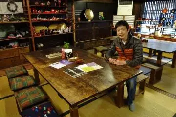 Mr. Ikehara runs the Kuroe Nurimono-kan and also the nearby café and shop Ikeshoo. 