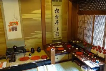 Not just the lacquerware is nice to look at but also the interior of the Kuroe Nurimono-kan with features from the Edo and from the Taisho Periods of Japanese history. 