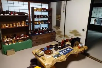 The Kuroe Nurimono-kan is a beautifully preserved old townhouse. Why not shop for lacquerware in a traditional environment? 