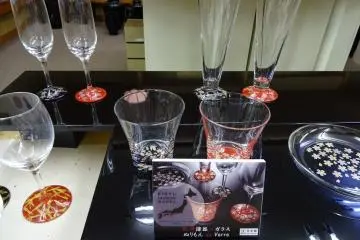 Glasses with lacquerware decoration are manufactured by Nakanishi Kogei Company. Sakura, momiji, or national flags, many decorations are possible. 