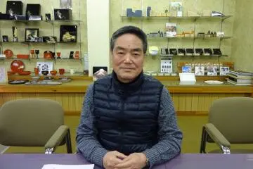 The owner of Nakanishi Kogei in his showroom explains about the long history of Kishu lacquerware and how to revive the business in the 21st century. 