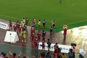 The players and Fagimaru-kun thanking the fans for their support