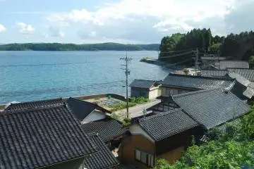 The rail track runs along the Nanao Bay area with many great views. 