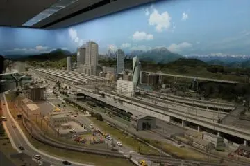 Une salle contient un immense diorama comprenant plusieurs villes dont Nagoya et Tokyo