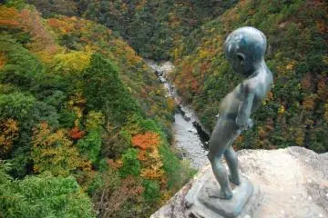 une reproduction du Manneken Pis dans la vallée d'Iya