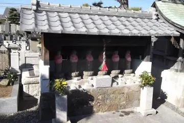 These statues like to stay in the shade