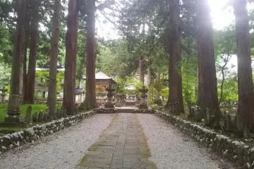 The path to prosperity up to the main temple.