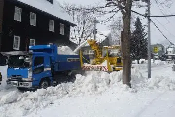 Il y a tellement de neige à Niseko qu'il faut l'évacuer