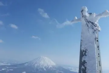 La vue depuis le sommet du mont Niseko Annupuri, qu'il est mieux de gravir lors d'une journée au ciel bleu azur