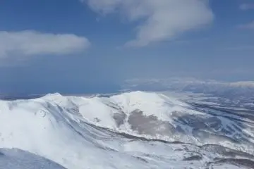 Vue de tous les chemins possibles pour descendre depuis le sommet du mont Niseko Annupuri