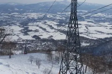 Une tour de télésiège abandonnée dans la station de ski du village de Niseko