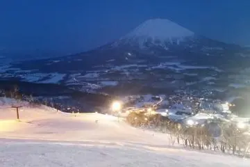 Ski de nuit au Grand Hirafu juste après le coucher du soleil