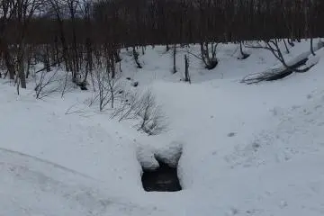 On peut à peine voir le ruisseau à Hirafu