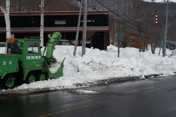 Même les trottoirs ont besoin d'une immense souffleuse à neige