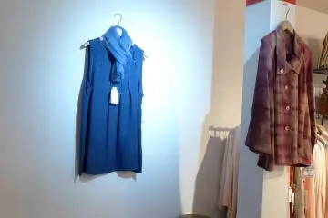 เสื้อผ้าที่โชว์อยู่ในร้าน