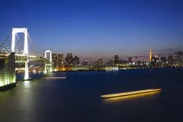 <p>Le Rainbow Bridge et la ville de Tokyo &agrave; la nuit tomb&eacute;e</p>