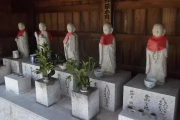 Buddhist statues sheltering from the morning sun