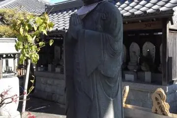 Another devotee, this one at prayer