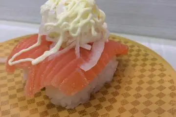 Salmon dengan bawang dan mayonaise. Terdapat pula salmon denga bawang hijau dan minyak cabai, salmon dengan bawang hijau dan saus asin, dan salmon dengan basil dan mayonaise. Bawang hijaunya terasa lembut, dan tidak berwarna hijau