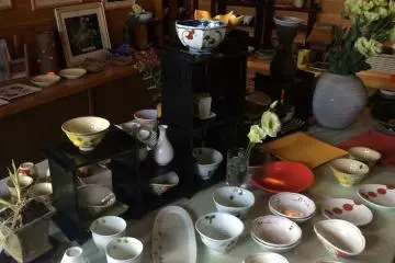 ร้านขายของที่ระลึก  วางขายงานศิลปะสินค้าทำมือในท้องถิ่นเช่น ถ้วยชามและจาน
