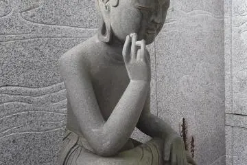 Close-up on the thoughtful statue