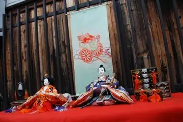 At various places the dolls of the hina matsuri were in display. (Photo: Guillaume Dore)