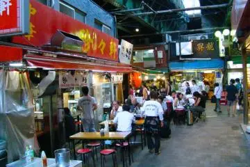 Des restaurants locaux sous les voies