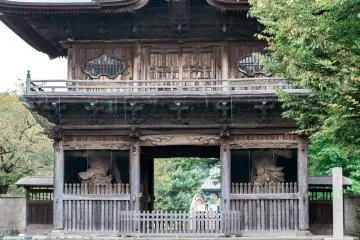 The huge gate of the temple with a pair of Nio statues.