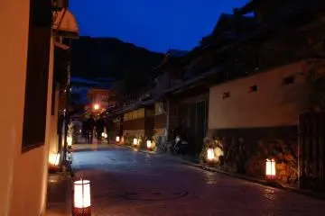 The lanterns add a charming touch to the streets of Higashiyama (Photo: Guillaume Dore)