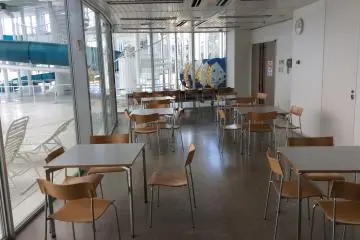 Waiting area, and partial view of the big slide (kids must be at least 130 cm for that slide, I think)...