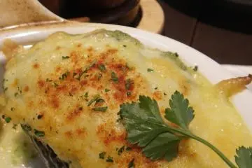 อโวคาโดกราแตง  ข้างในเป็นอโวคาโดครีมและกุ้ง (สองส่วน) เข้มข้นมากๆ ¥700