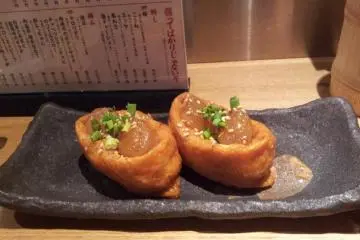 소 곱창을 얹은 퓨전 유부초밥