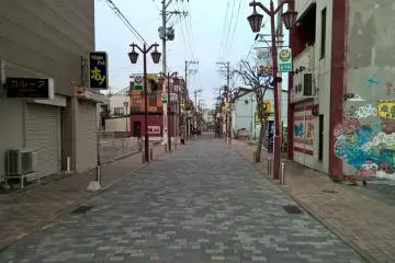 Une petite rue charmante près de la gare
