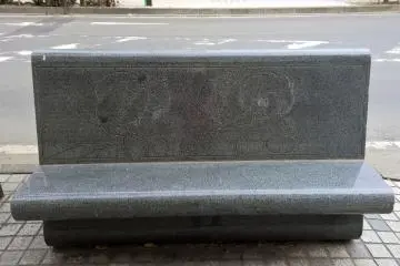 Un banc de granite sur lequel figure des personnages de manga