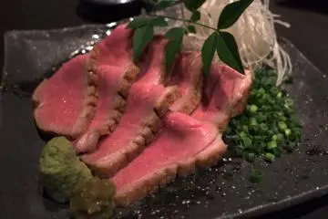 Daging bebek lembut dengan saus yuzu yang tajam dan wasabi
