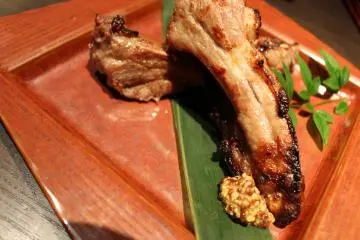 Rusuk yang lunak dengan saus mustard