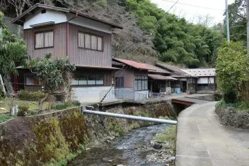 Serene surroundings at the Kurotani Washi Kaikan