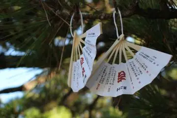Fans aloft in the Chionji Temple grounds