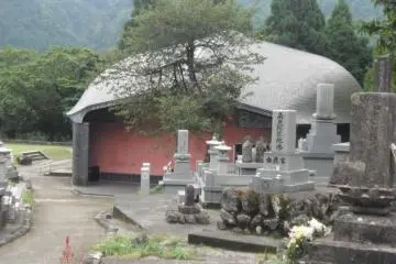 <p>This buiding is built on the site of the Ubado meditation hall. It is far as women could go into the mountains here during the Edo period. Today this building is a cinema of sorts where you can watch lovely films of Tateyams's natural beauty and wo